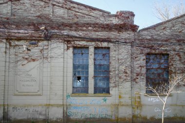 Kırık pencereli terk edilmiş bina