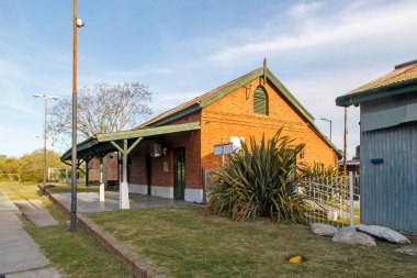 Yeşil santrallerin yanına tuğla bina