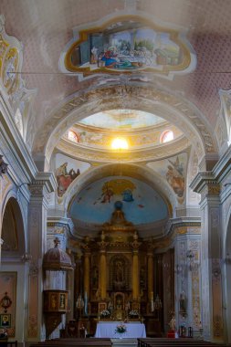 Kilisenin içini renkli tavanla süsleyin.