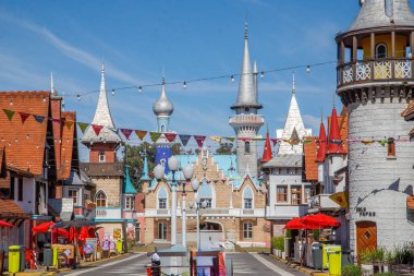 Kale kuleleri olan renkli eğlence parkı