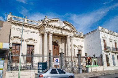 Süslü mimarisi olan tarihi bina