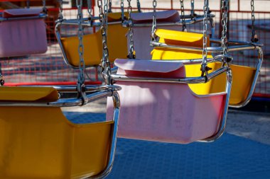 Eğlence parkında sallanan renkli salıncaklar