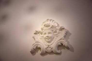 Süslü duvar dekorasyonu. Melek yüzlü.