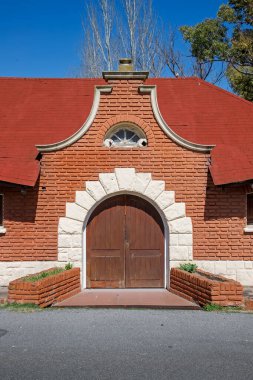 Ahşap kapılı kırmızı tuğla bina