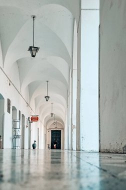 Beyaz sütunlu eski tarihi bina koridoru