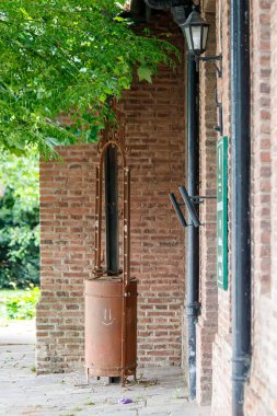 Eski tuğla evin dış detayları.