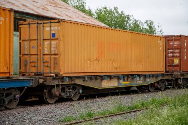 Yaz günü tren raylarında vagonlar