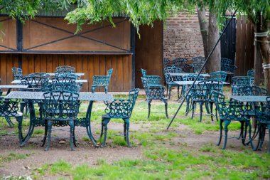 Yaz günü bahçede masa ve sandalyeler