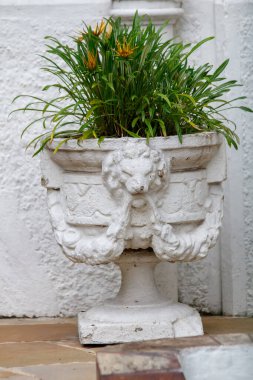 Caddedeki taş işleyicisinin yakın görüntüsü.