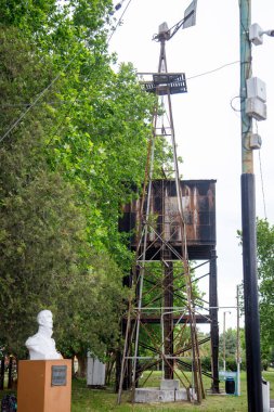 Yaz günü paslı metal inşaatı manzarası