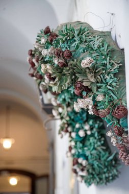 Duvardaki güzel çiçeklerin yakın plan görüntüsü.