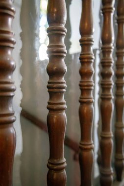 Bulanık arka plana karşı ahşap balyaların yakın plan görüntüsü