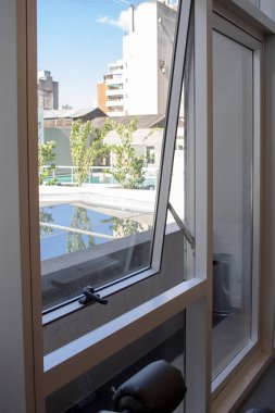 Açılan pencerenin yakın plan görüntüsü