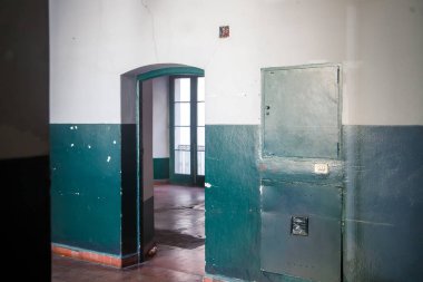 Boyanmış duvarları olan eski bina içi detayı