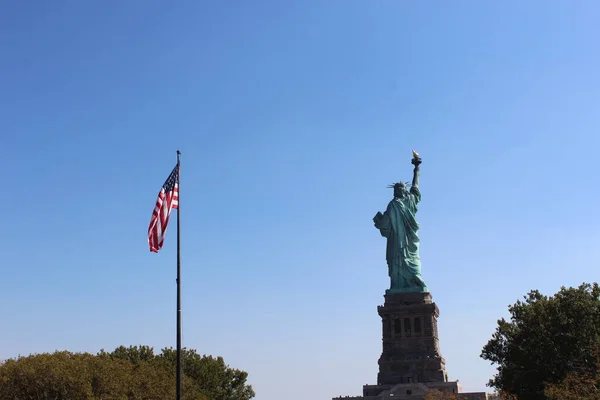 Özgürlük adasındaki bayraklar ve kraliçe 