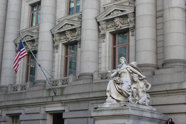 Binanın ön cephesindeki heykeller