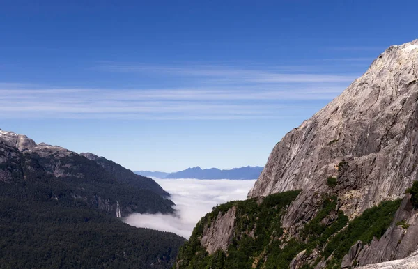 Bulutlarla kaplı bir vadi manzarası