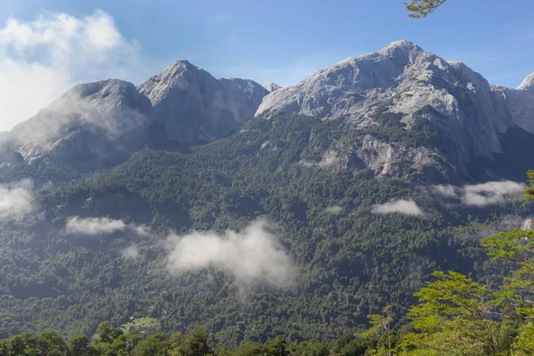 Bulutların arasındaki dağ sırası