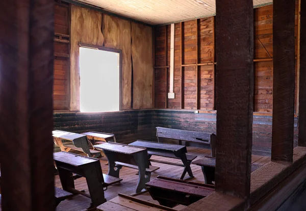 Şili 'de kayıp bir kasabada eski sınıf odası.