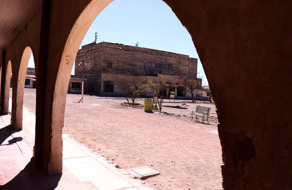 Terk edilmiş bir köyde eski bir tiyatro manzarası