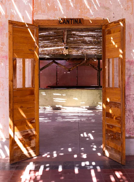 Eski bir kantinin içi. 