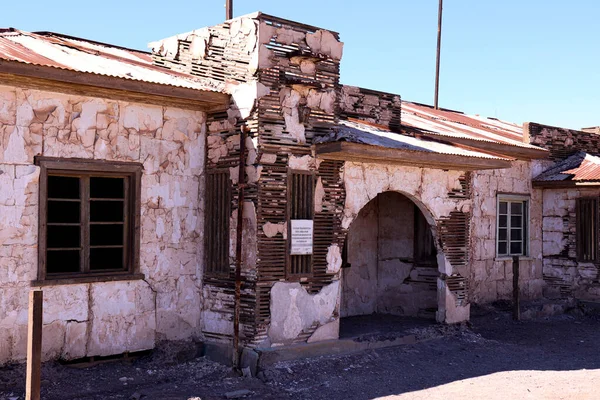 Küçük bir köyde terk edilmiş bir evin manzarası.