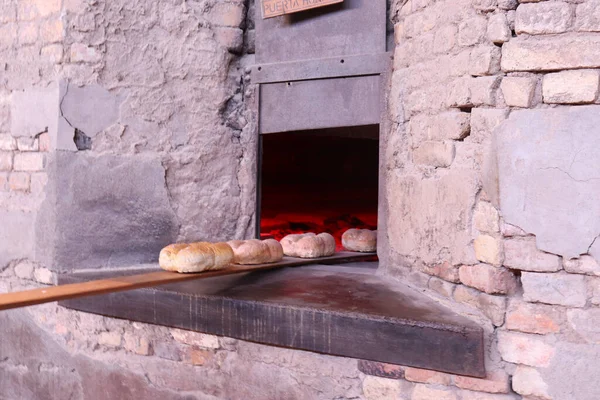 Eski bir köyde ekmek pişirme işlemi