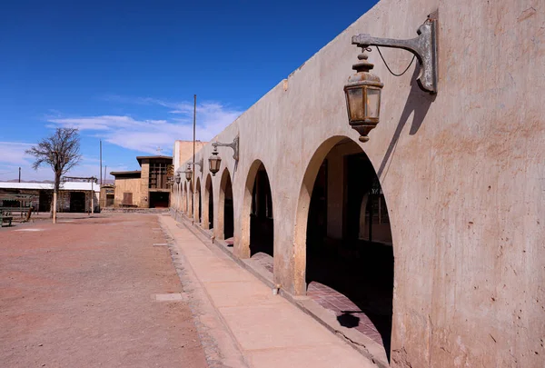 Terk edilmiş bir kasabada fener hattı.