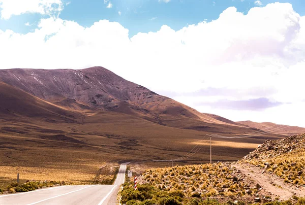Şili dağlarındaki dağlara giden bir yol