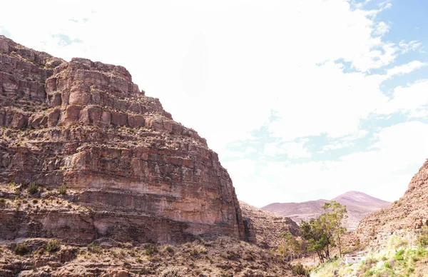 Şili 'de küçük bir köyde bir kaya dağının manzarası