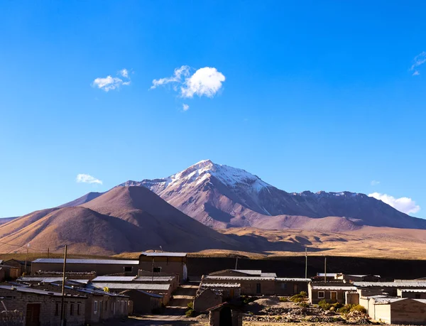 チリ高原の火山と村 — ストック写真