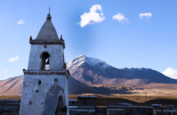 チリ高地の教会と火山 — ストック写真