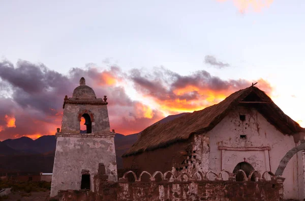 Isluga 'da eski bir kilisenin üzerinde gün batımı