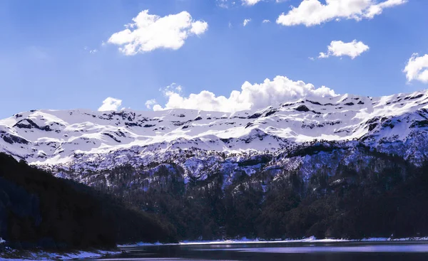 Kışın karla kaplı dağların manzarası 