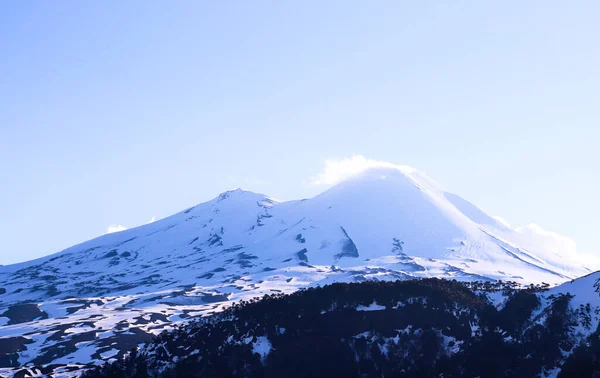 Conguillio Ulusal Parkı 'ndaki Llaima volkanı manzarası