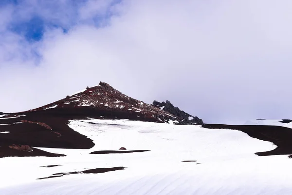 Güney Şili 'de karla kaplı dağlar