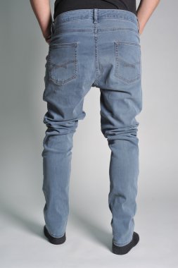 Gençlik kot üzerinde adam koymak