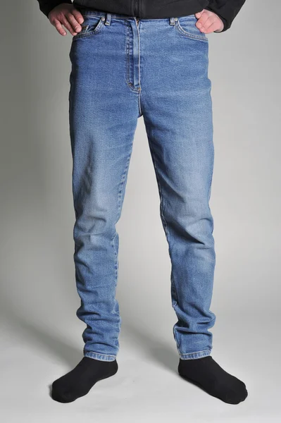 Jeugd jeans zetten de man — Stockfoto