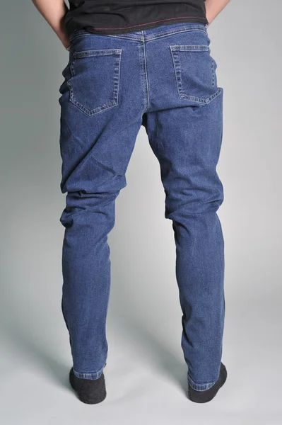 Jeugd jeans zetten de man — Stockfoto