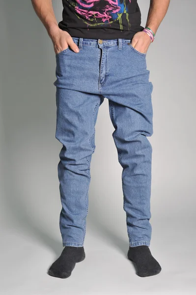 Молодежные джинсы надели на парня — стоковое фото