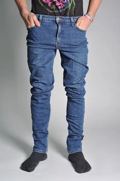 Jeugd jeans zetten de man — Stockfoto