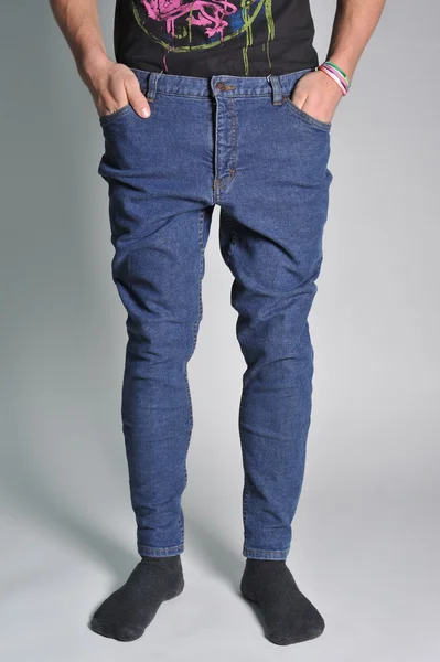 Jeugd jeans zetten de man — Stockfoto