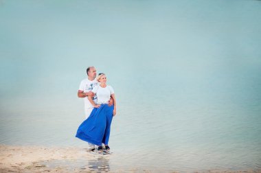 değil bir genç adam ve kadın kucaklayan