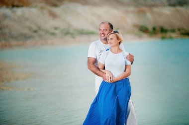 değil bir genç adam ve kadın kucaklayan