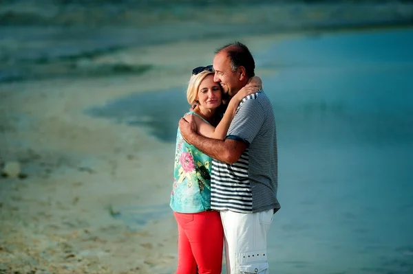 değil bir genç adam ve kadın kucaklayan