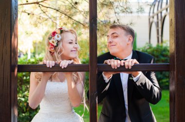 Gençler ve pencere çerçeve