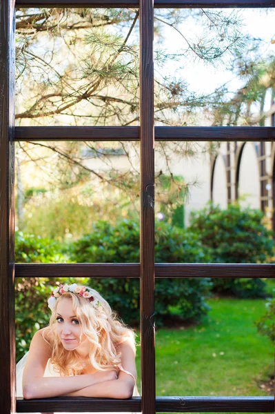 Sposa e una grande cornice della finestra — Foto Stock