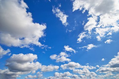 Koyu mavi gökyüzü güneşli bir günde