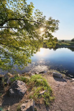 Nehir köyün yakınında. Doğa bileşimi