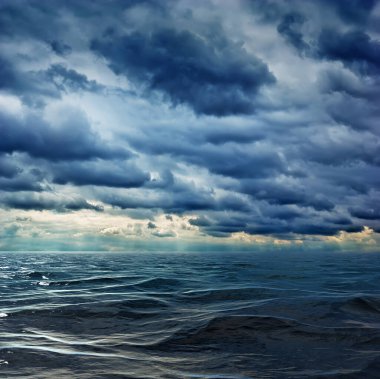 Kara fırtına bulutları. bulutlu gökyüzü